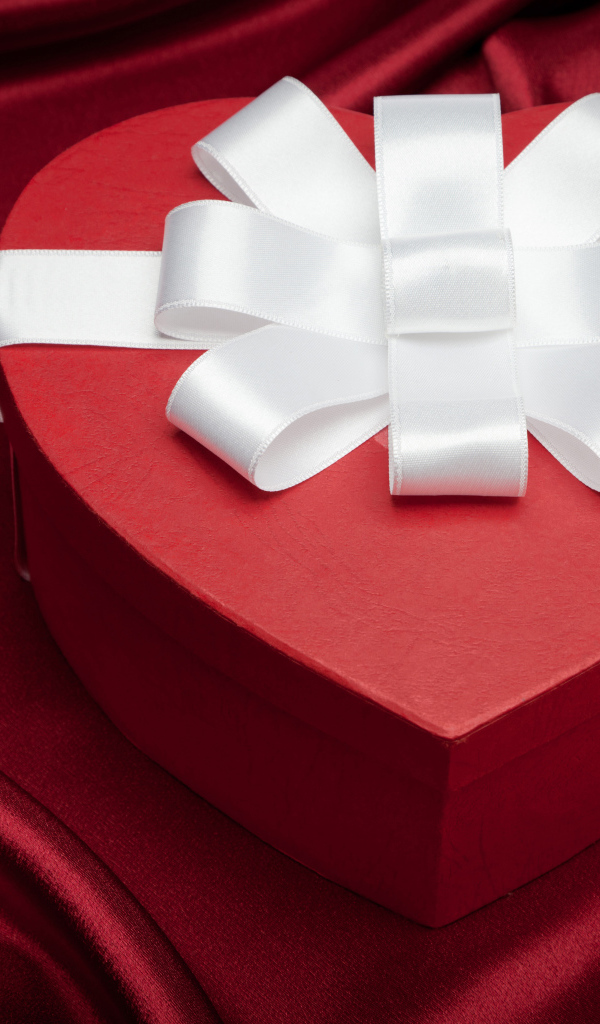 Большая красивая красная коробка в форме сердца с белым бантом