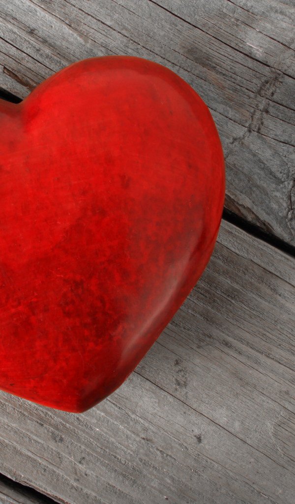 Большое красное сердце на деревянном столе