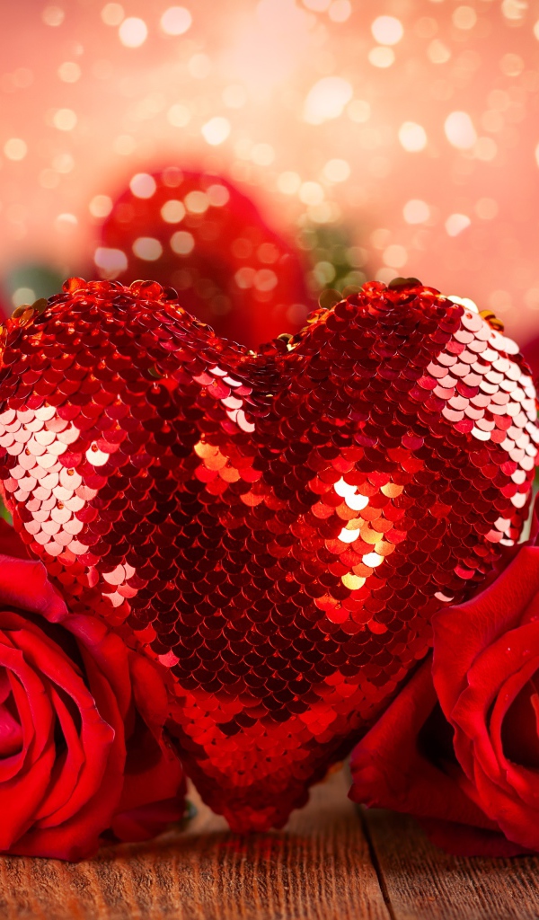 Большое красное блестящее сердце с букетом роз 
