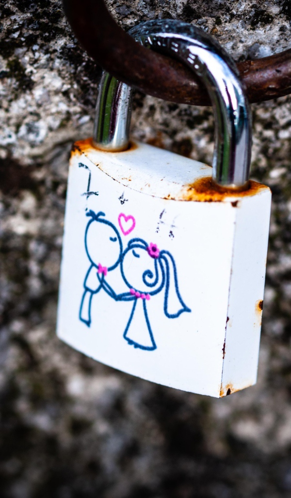 Замок влюбленных у стены 