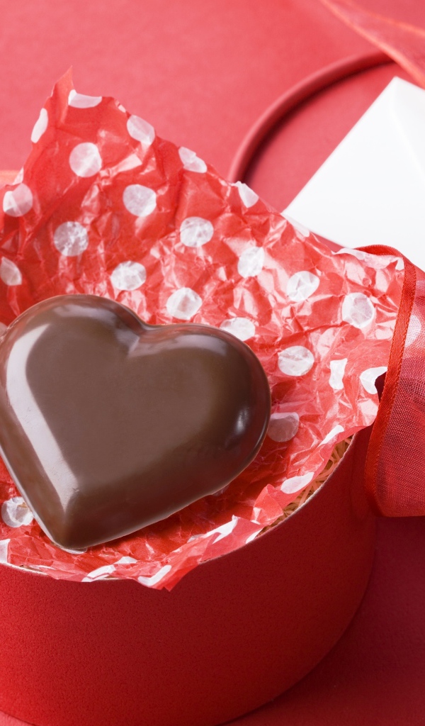 Шоколадное сердце к круглой розовой подарочной коробке 