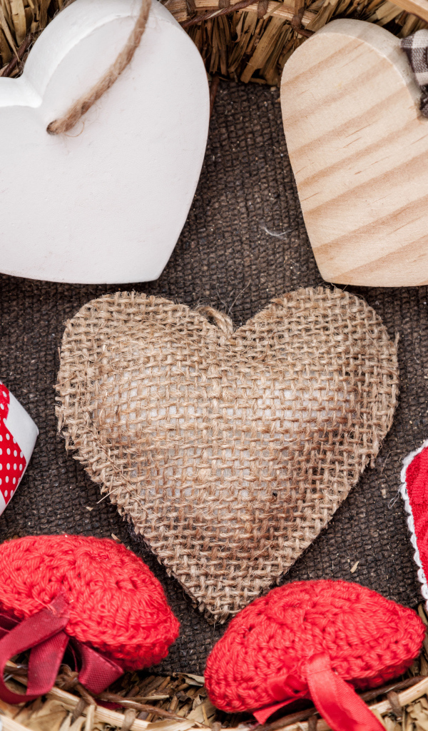 Разные сердечки в корзине крупным планом