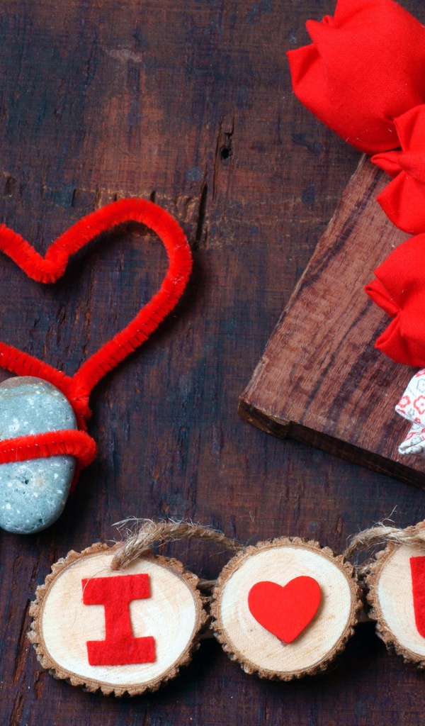 Тюльпаны из ткани и два сердца на столе