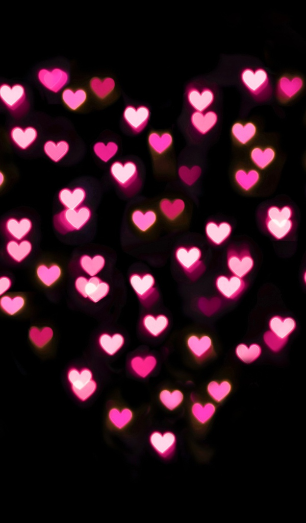 Сердце из маленьких розовых сердечек на черном фоне
