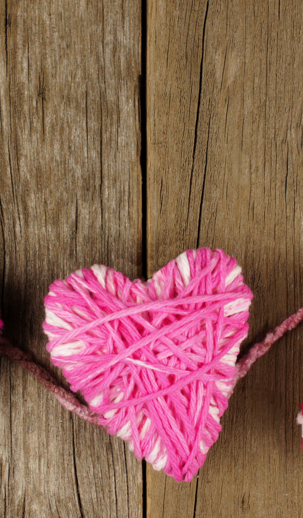 Сердца из ниток на деревянном столе
