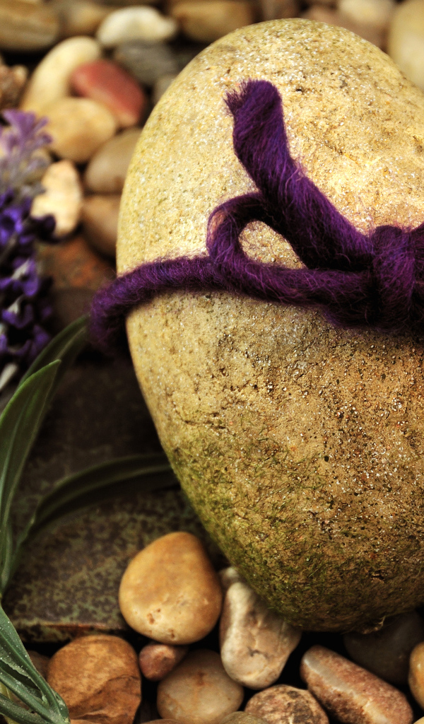 Большой камень в форме сердца перевязан нитью 