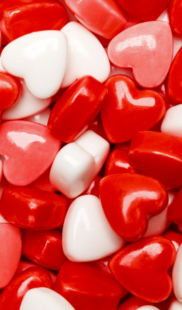 Много разноцветных конфет в форме сердца крупным планом