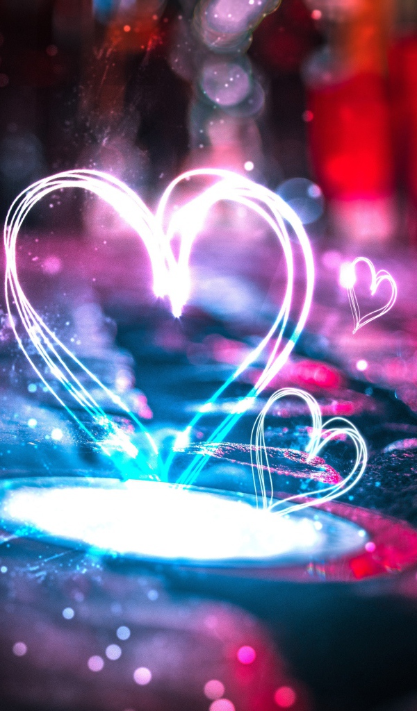 Неоновое сердце на дороге