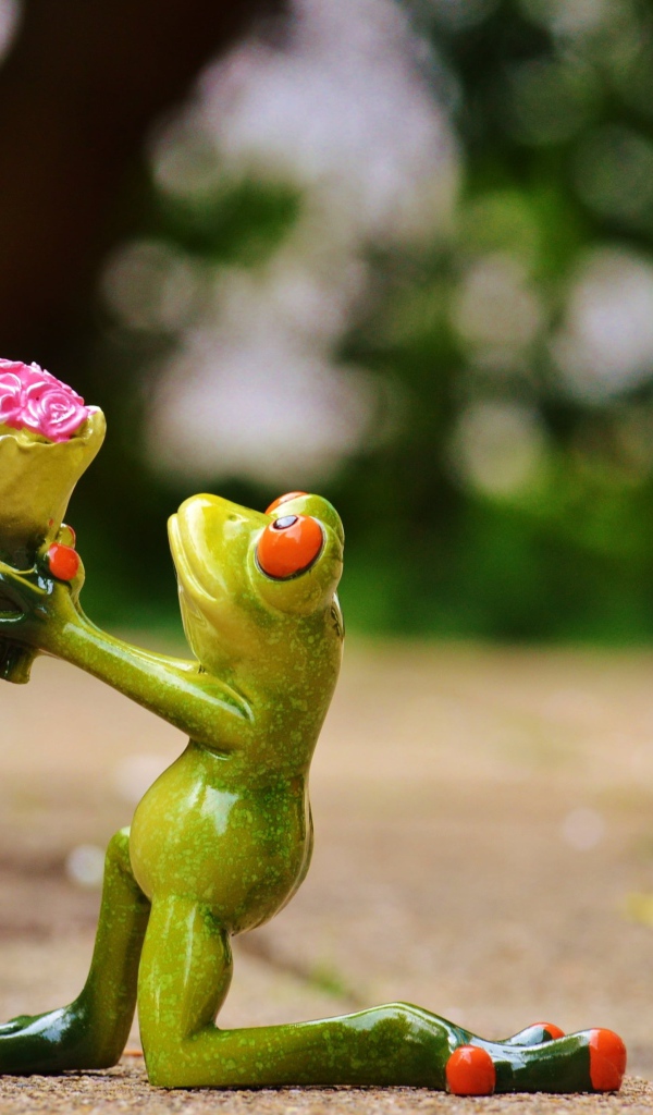 Влюбленная пара фарфоровых лягушек 