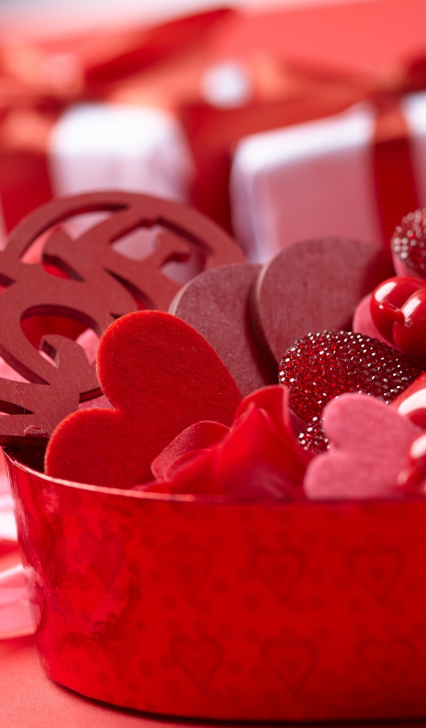 Красная коробка с сердечками и розами в подарок