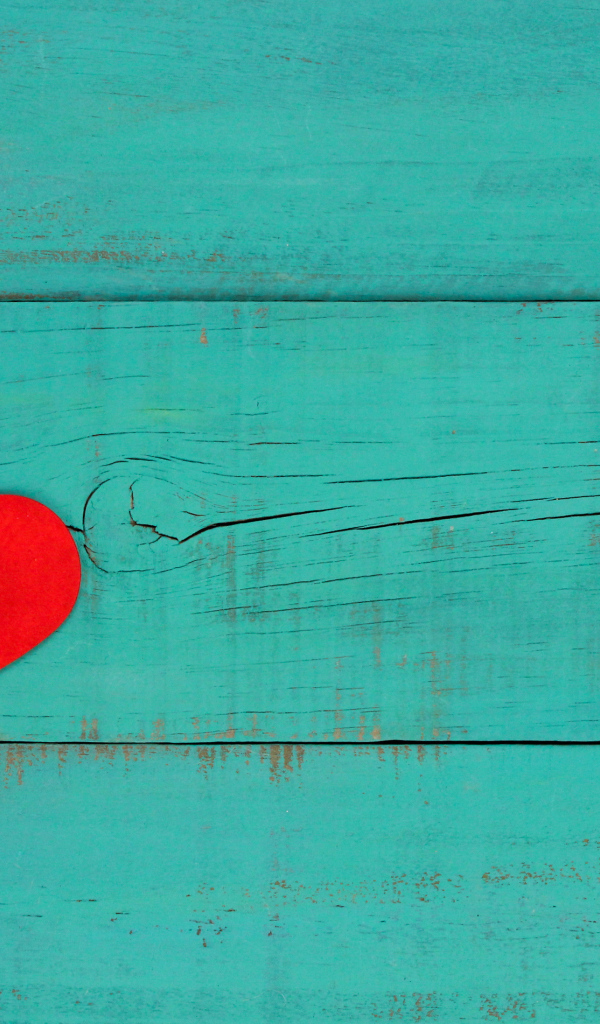 Красное сердечко на веревке с замком на голубом фоне