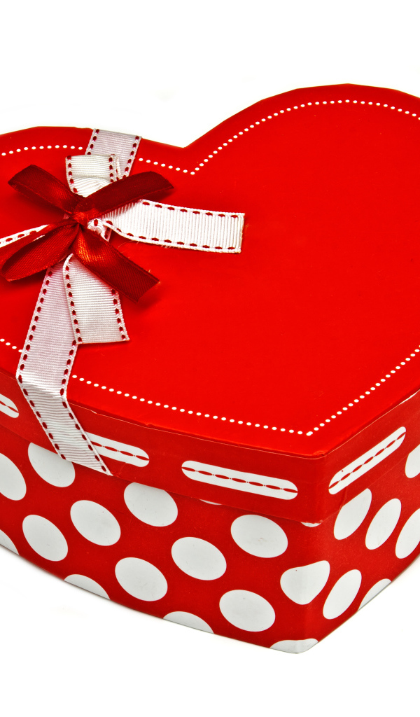 Подарочная красная коробка в форме сердца на белом фоне