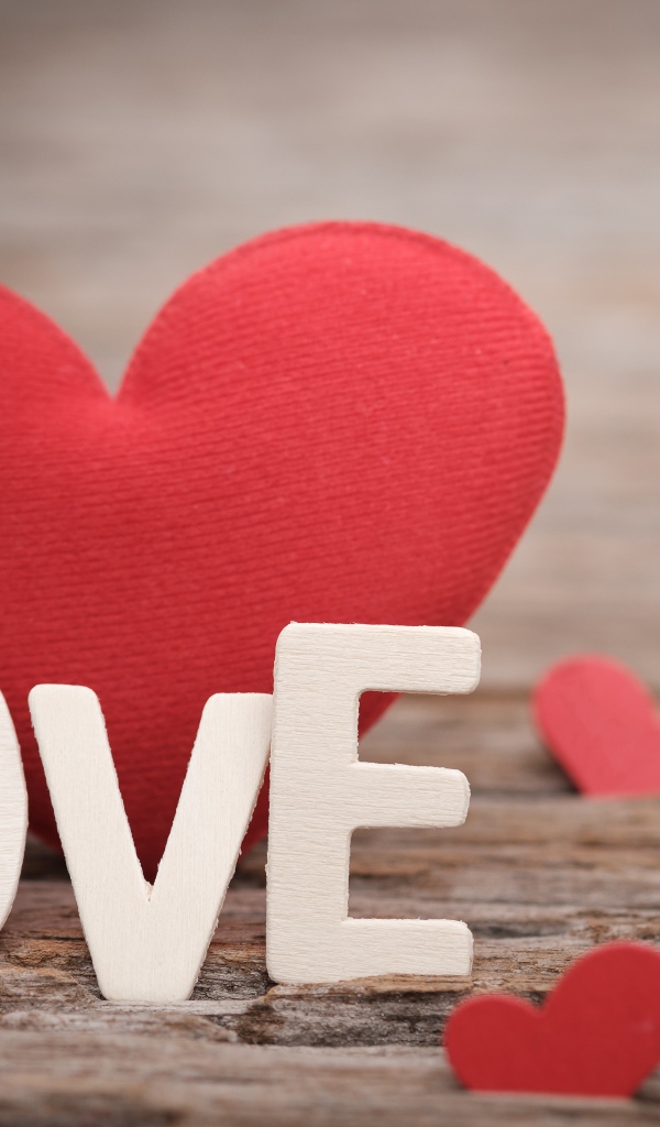 Красное сердце с надписью на английском Любовь