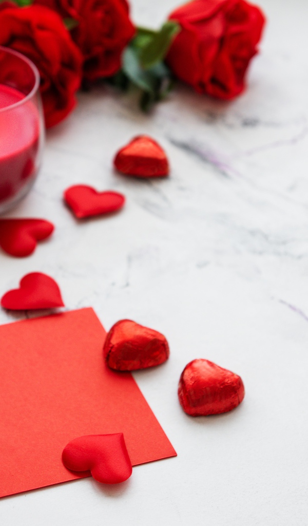 Красные сердечки, зажженная свеча и розы для любимой