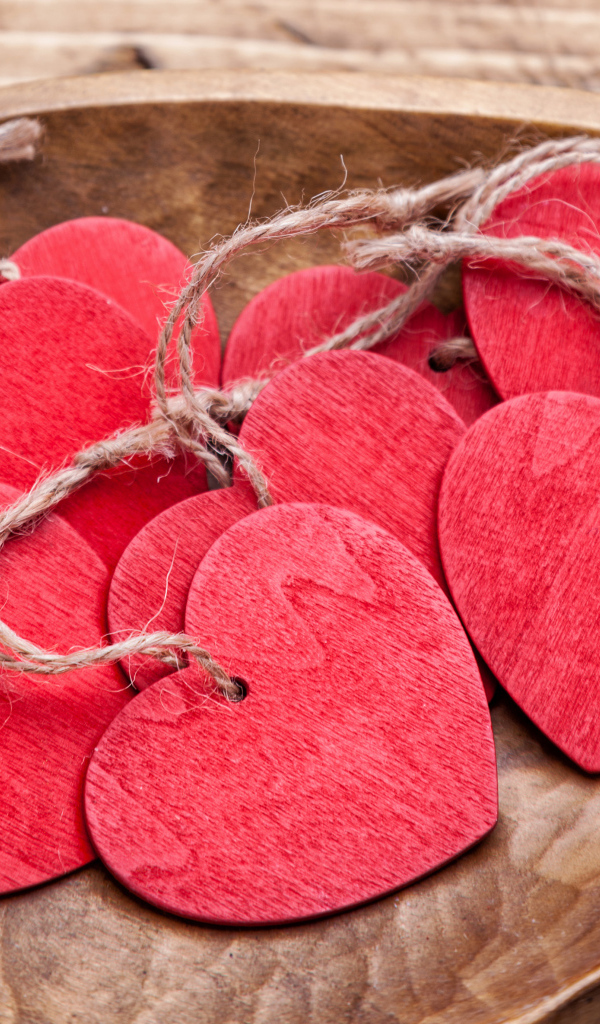 Красные деревянные сердечки на нитках в деревянной коробке