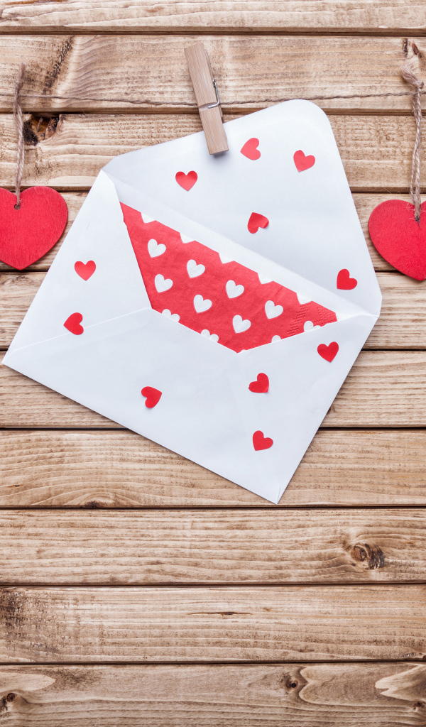 Красные деревянные сердечки на ниткам с конвертом 