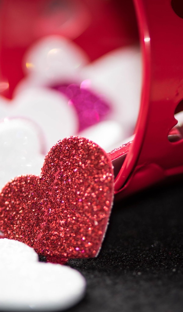 Маленькие блестящие сердечки в красном ведерке