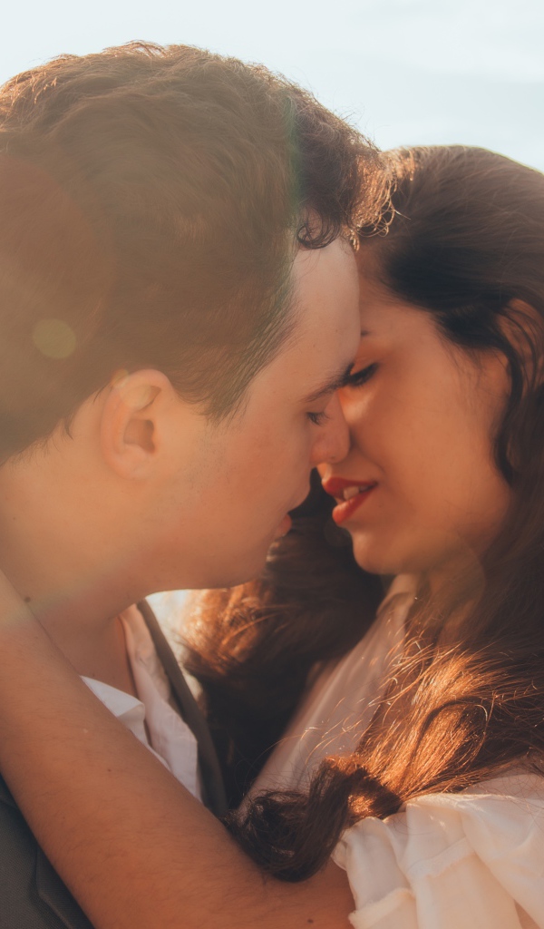 Нежные объятия влюбленной пары