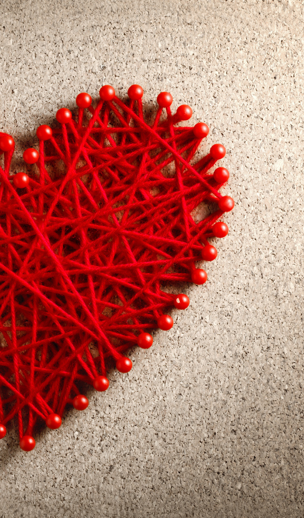 Привязка красными. Сердце из ниток. Сердце из красных ниток. Фото сердца. Сердечко из красной пряжи.