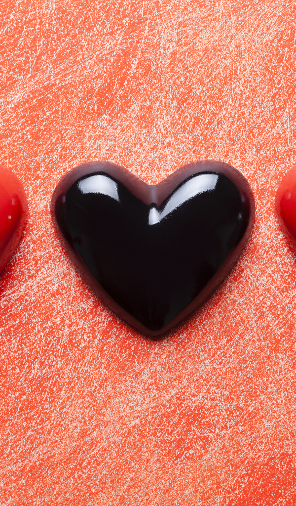 Три сердца на красном фоне 