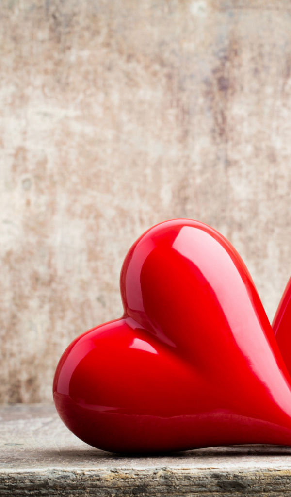 Два ярких красных сердца на сером фоне
