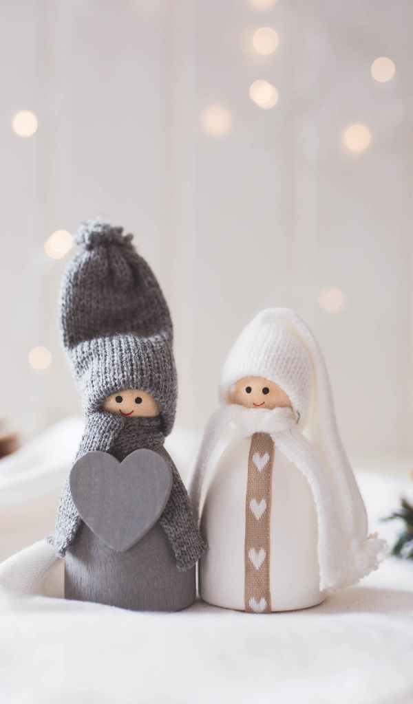 Две влюбленные фигурки в вязаных костюмах