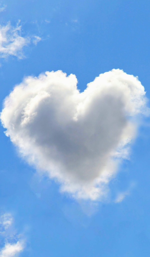 Белое облако в форме сердца в голубом небе 