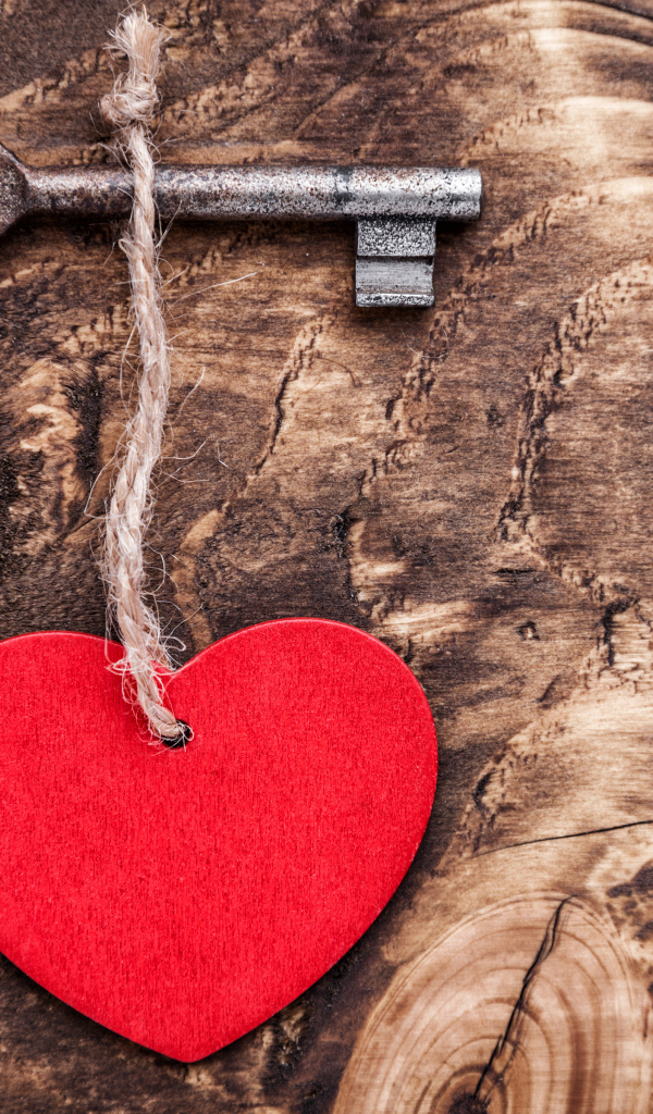 Деревянное сердце на столе с ключом 