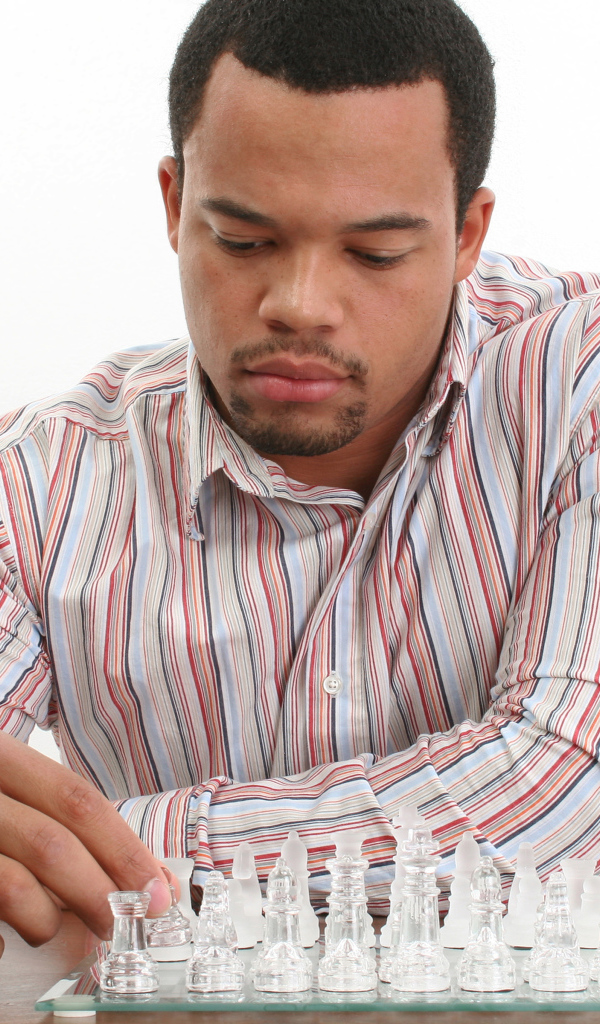 Мужчина в рубашке играет в стеклянные шахматы