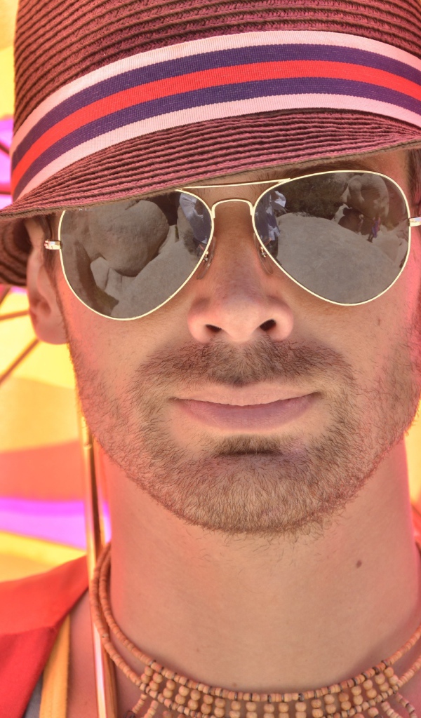 Мужчина в солнечных очках и шляпе летом