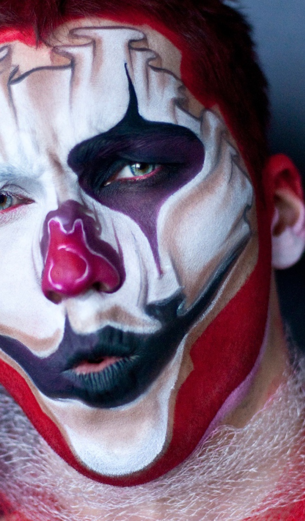 Парень с гримом на лице крупным планом