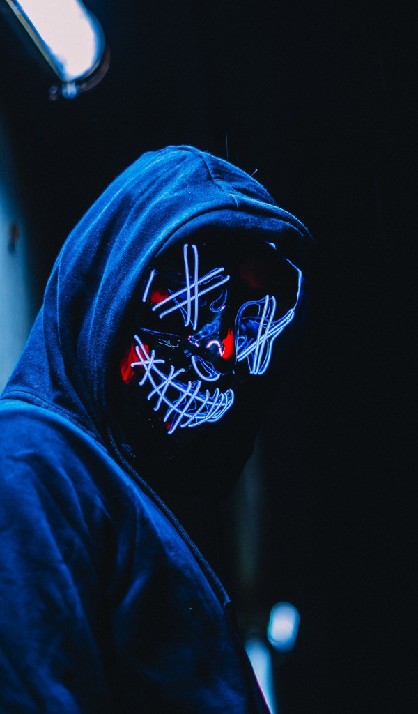 Парень в худи с маской на лице 