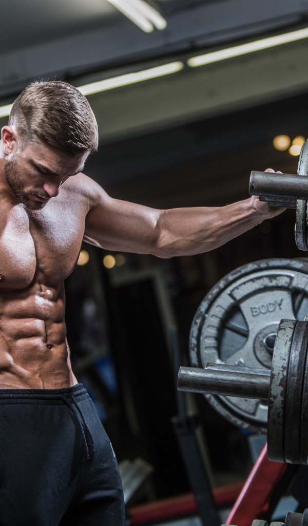 Красивый мужчина с накаченным телом в спортзале