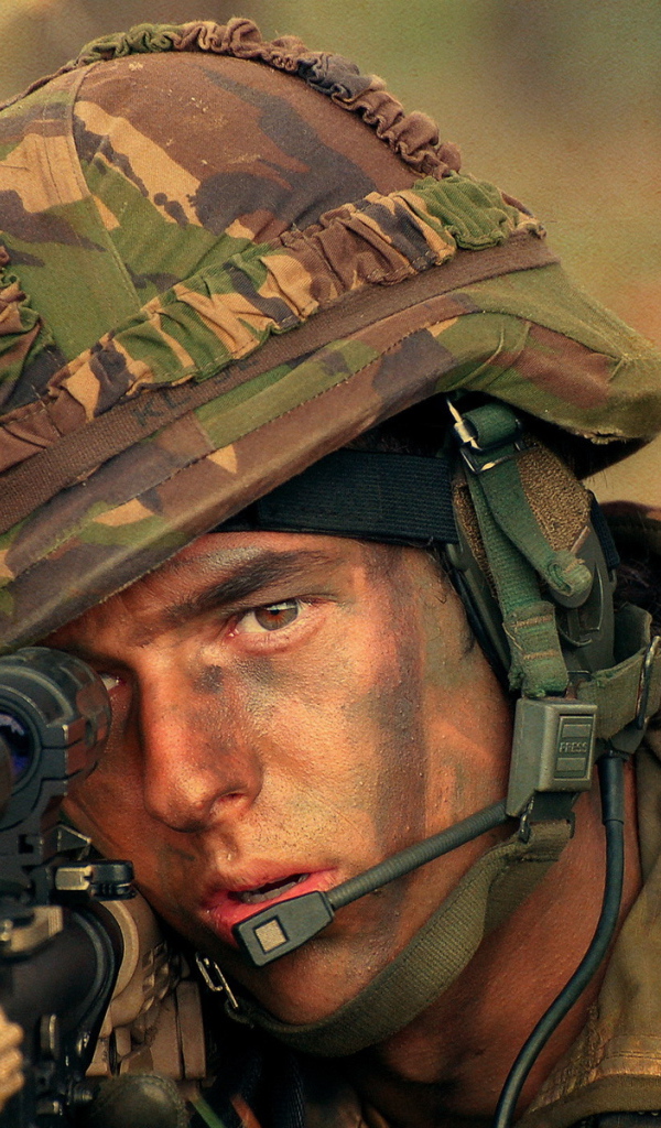 Мужчина солдат в каске с винтовкой