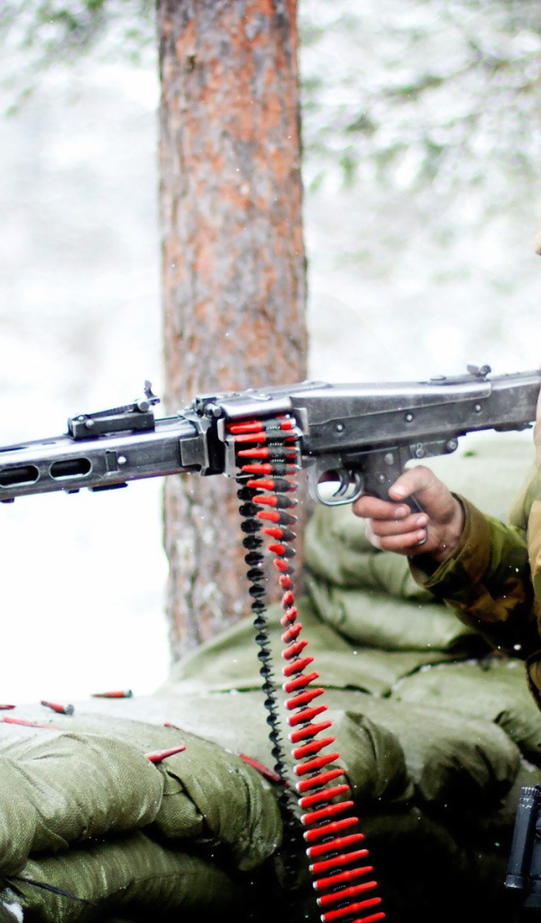 Мужчина солдат с пулеметом 