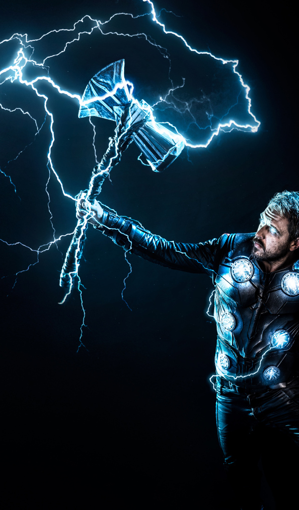 Мужчина в костюме Тора косплей 