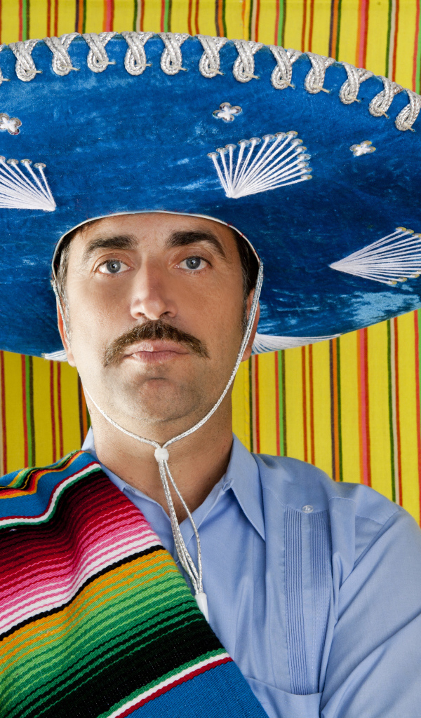 Мужчина с большой шляпе сомбреро 