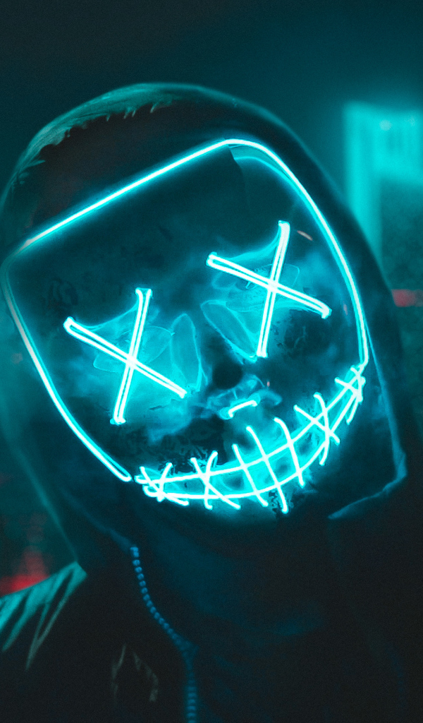 Парень в худи с неоновой маской 