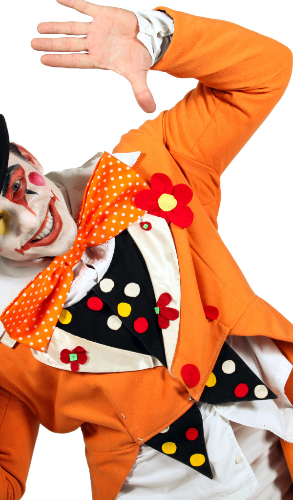 Улыбающийся мужчина клоун на белом фоне 