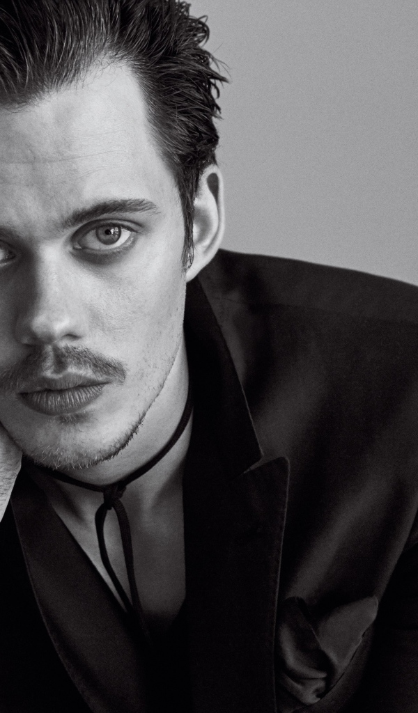 Актер Билл Скарсгорд в пиджаке черно белое фото