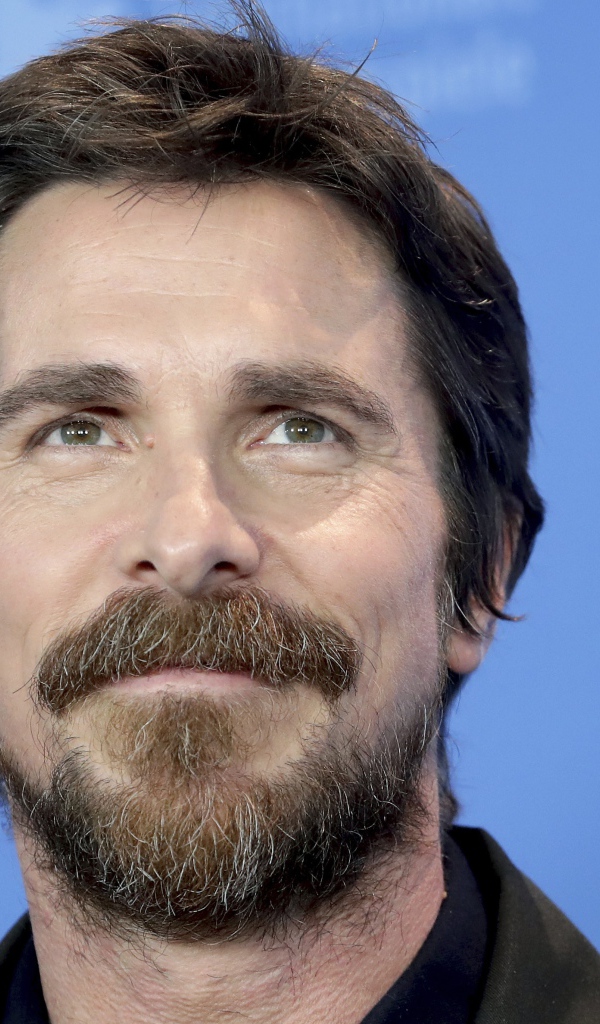 Актер Кристиан Бэйл лицо на голубом фоне