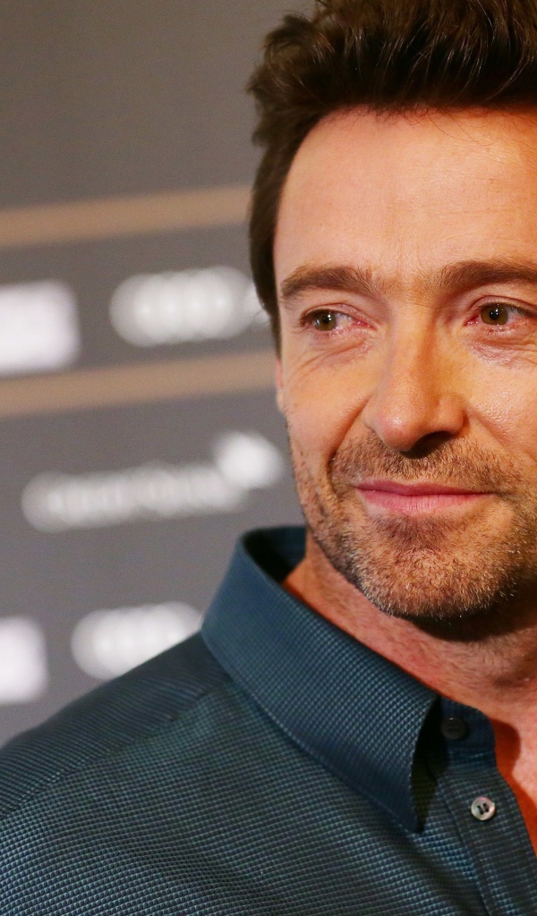 Актер Хью Джекман в черной рубашке