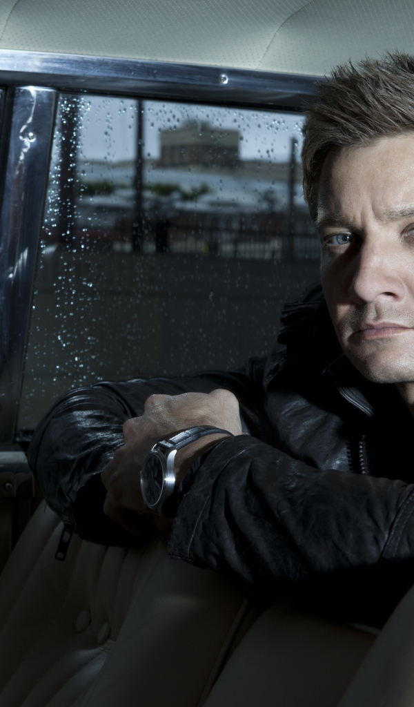 Актер Джереми Реннер сидит в машине 