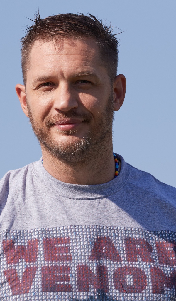 Актер Том Харди на голубом фоне