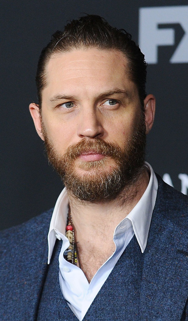 Актер Том Харди с бородой в костюме