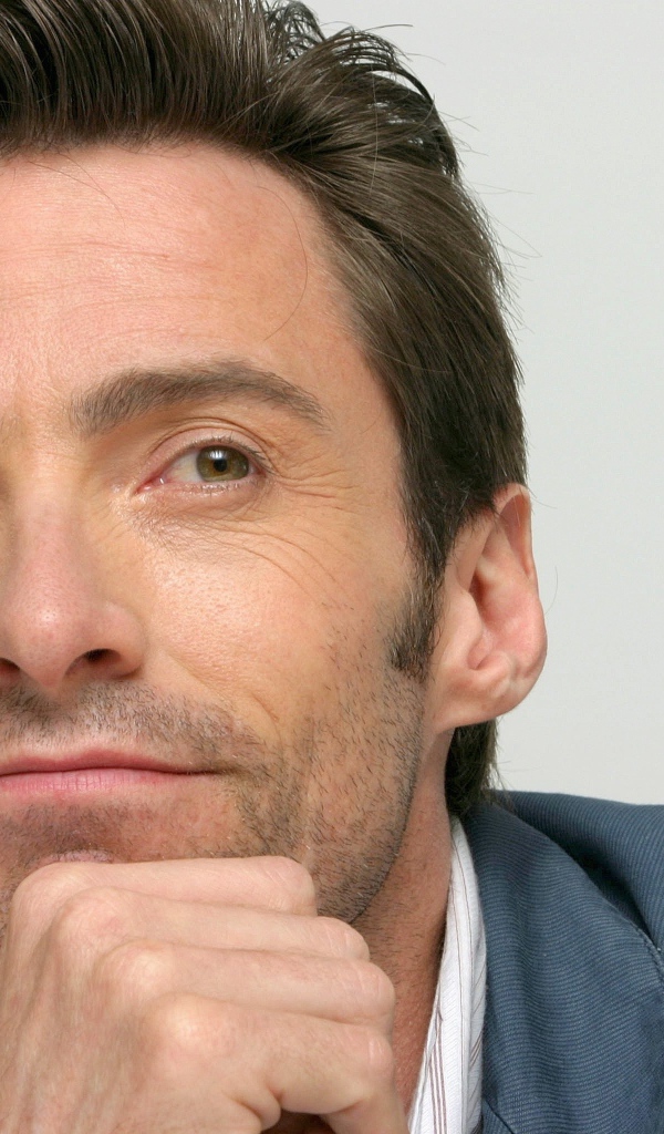 Актер Хью Джекман с рукой у лица