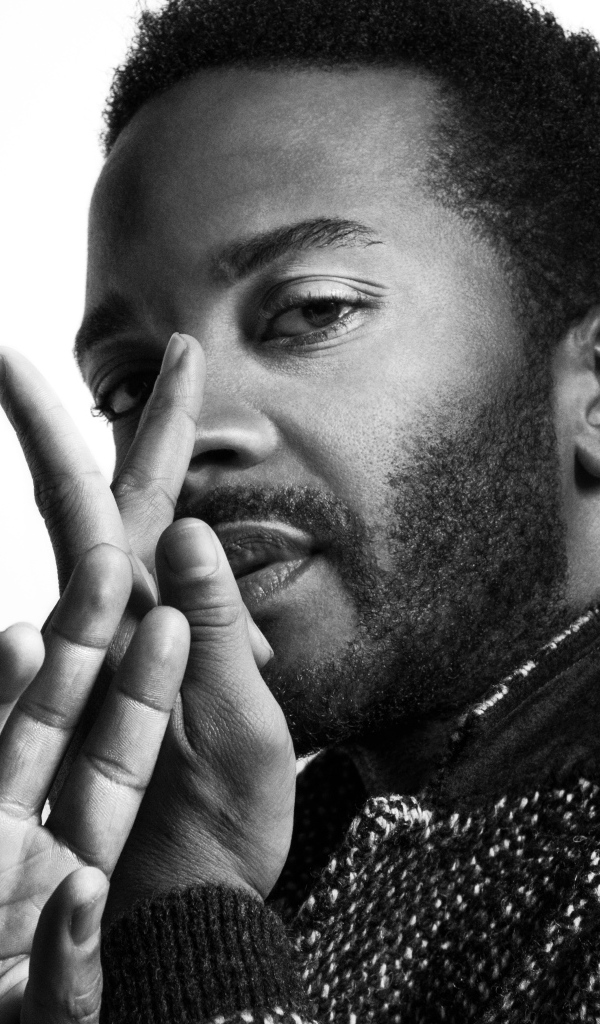 Американский актер Андре Холланд на белом фоне