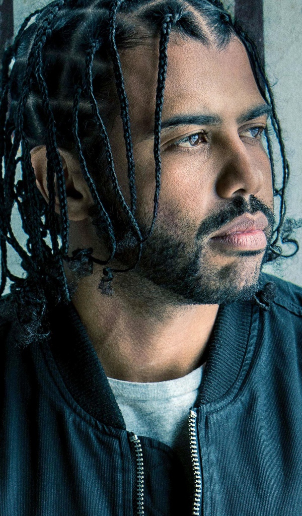 Американский актер Дейвид Дигс с косичками на голове