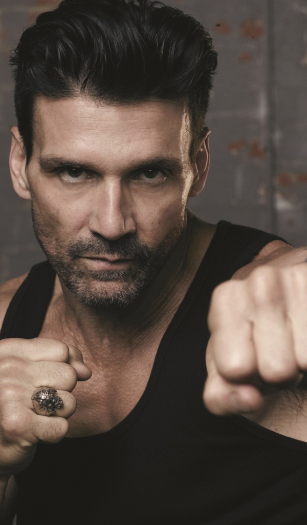 Американский актер Фрэнк Грилло занимается спортом