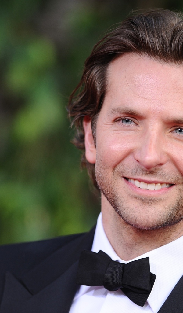 Голубоглазый мужчина актер Брэдли Купер